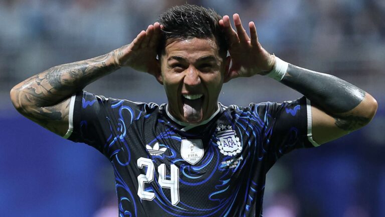 แมนเชสเตอร์ ซิตี้ ยื่นข้อเสนอ 120 ล้านยูโรให้ เชลซี คว้า เอ็นโซ เฟร์นานเดซ