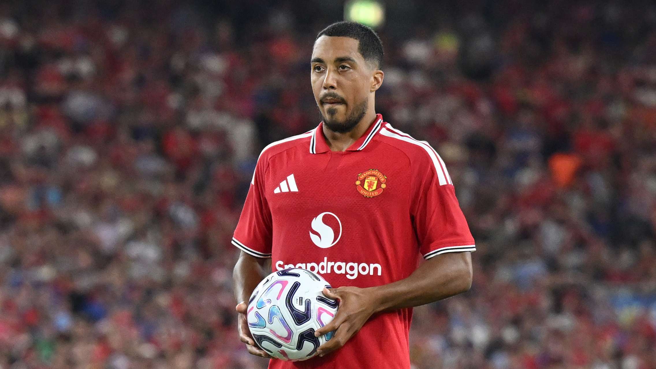 คาร์ราเกอร์ตั้งข้อสงสัยแนวคิดเสริมทัพแมนยูหลัง Tielemans ย้ายร่วมทีม ท่ามกลางพลาดเป้าหมายจากสเปอร์ส