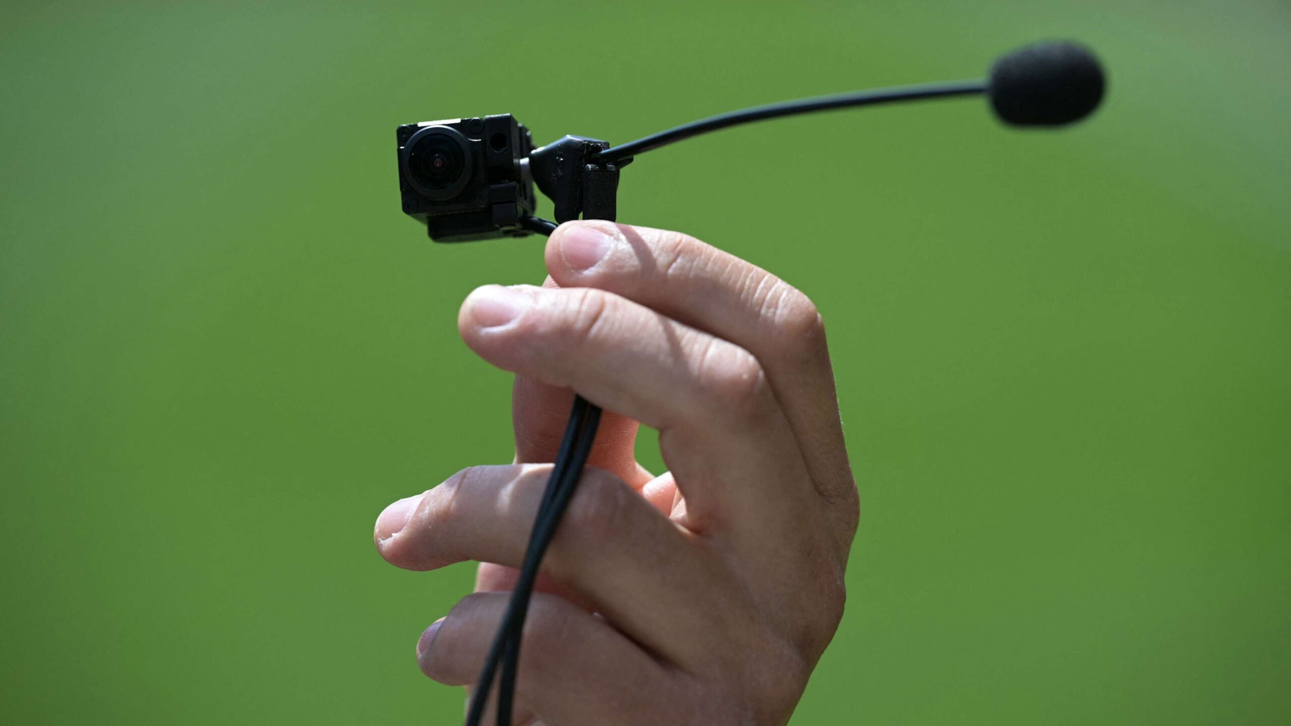 พรีเมียร์ลีกเปิดเผยบทสนทนบนสนามผ่าน RefCam หลังขยายกฎถ่ายทอดเสียง