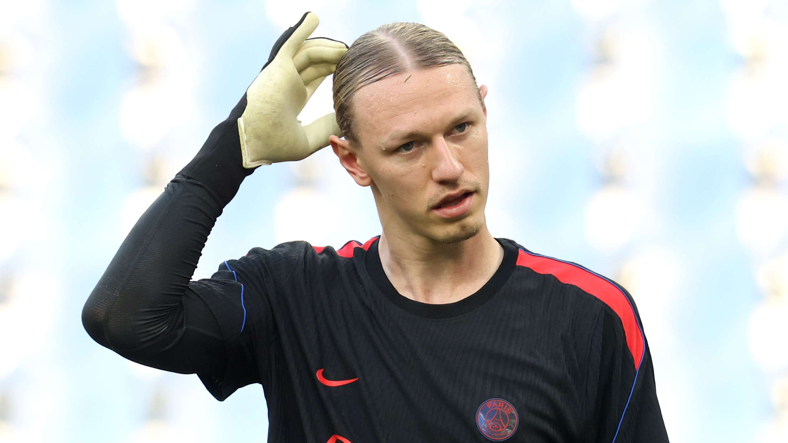 การต่อสู้ในตำแหน่งผู้รักษาประตูของ PSG คุกรุ่นอีกครั้ง ซาฟนอฟถูกกดดัน เชวาเลียร์ลุยชิงมือหนึ่ง