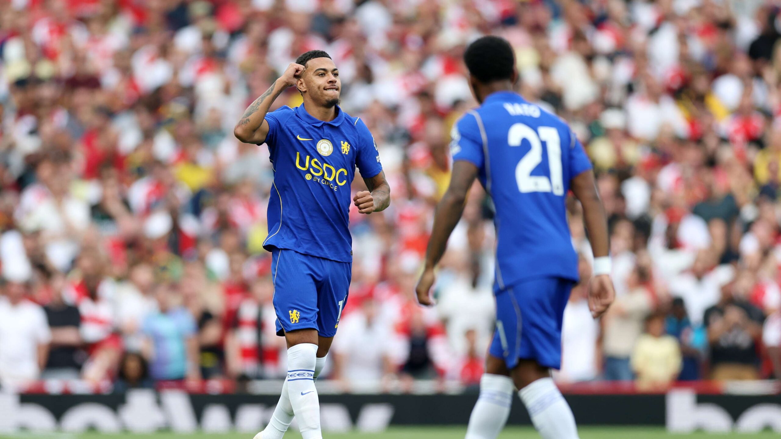แฟนบอลอาร์เซนอลล้อ มอร์แกน โรเจอร์ส ระหว่างเชลซีแพ้ให้กับอาร์เซนอล 2-1