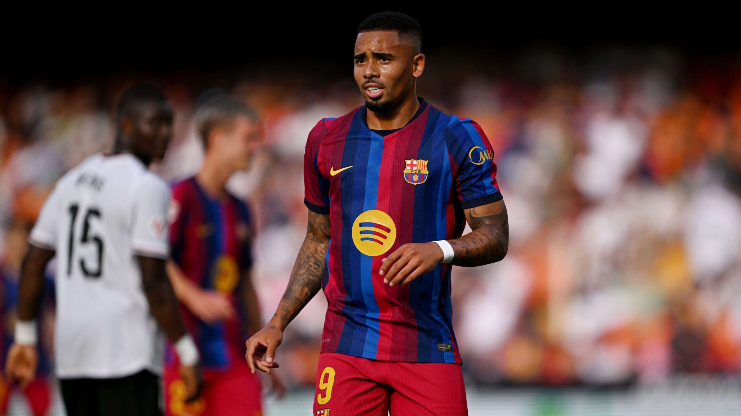 กาเบรียล เชซุสเปิดตัวอย่างประทับใจกับบาร์เซโลนาในการถล่ม Valencia