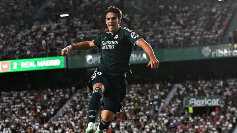 มูรินโญ่ยอมเสี่ยงสุดขีด! คาร์ลอส เอสปิ ซัดท้ายพา เรอัล มาดริด บุกชนะ เอลเช 3-2