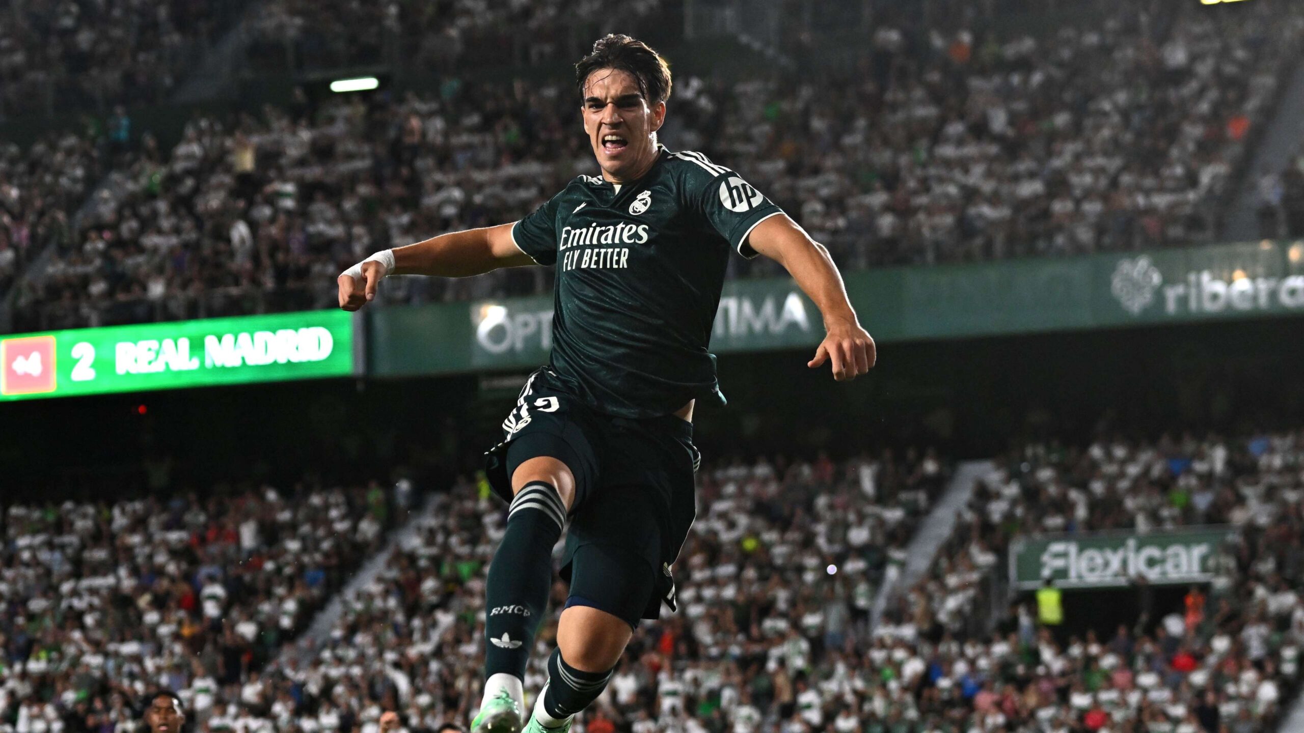 มูรินโญ่ยอมเสี่ยงสุดขีด! คาร์ลอส เอสปิ ซัดท้ายพา เรอัล มาดริด บุกชนะ เอลเช 3-2