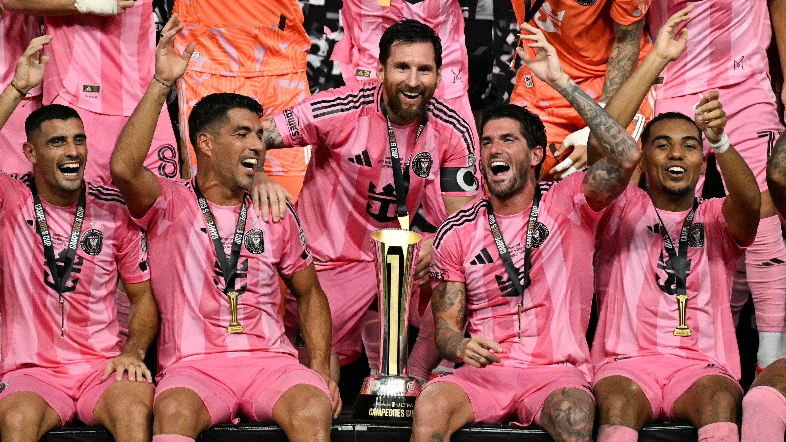 เมสซีทำสถิติ 100 ประตูให้ อินเตอร์ ไมอามี คว้าแชมป์ Campeones Cup ด้วยชัยชนะเหนือ ครูซ อาซูล