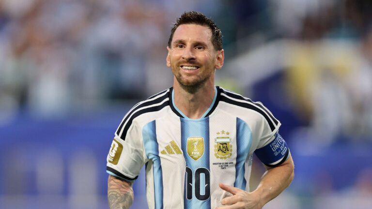 ลิโอเนล เมสซี่เปิดตัวชุดอำลาทีมชาติอาร์เจนตินาก่อนเกมพบเบนินที่สนามโมนูเมนทัล