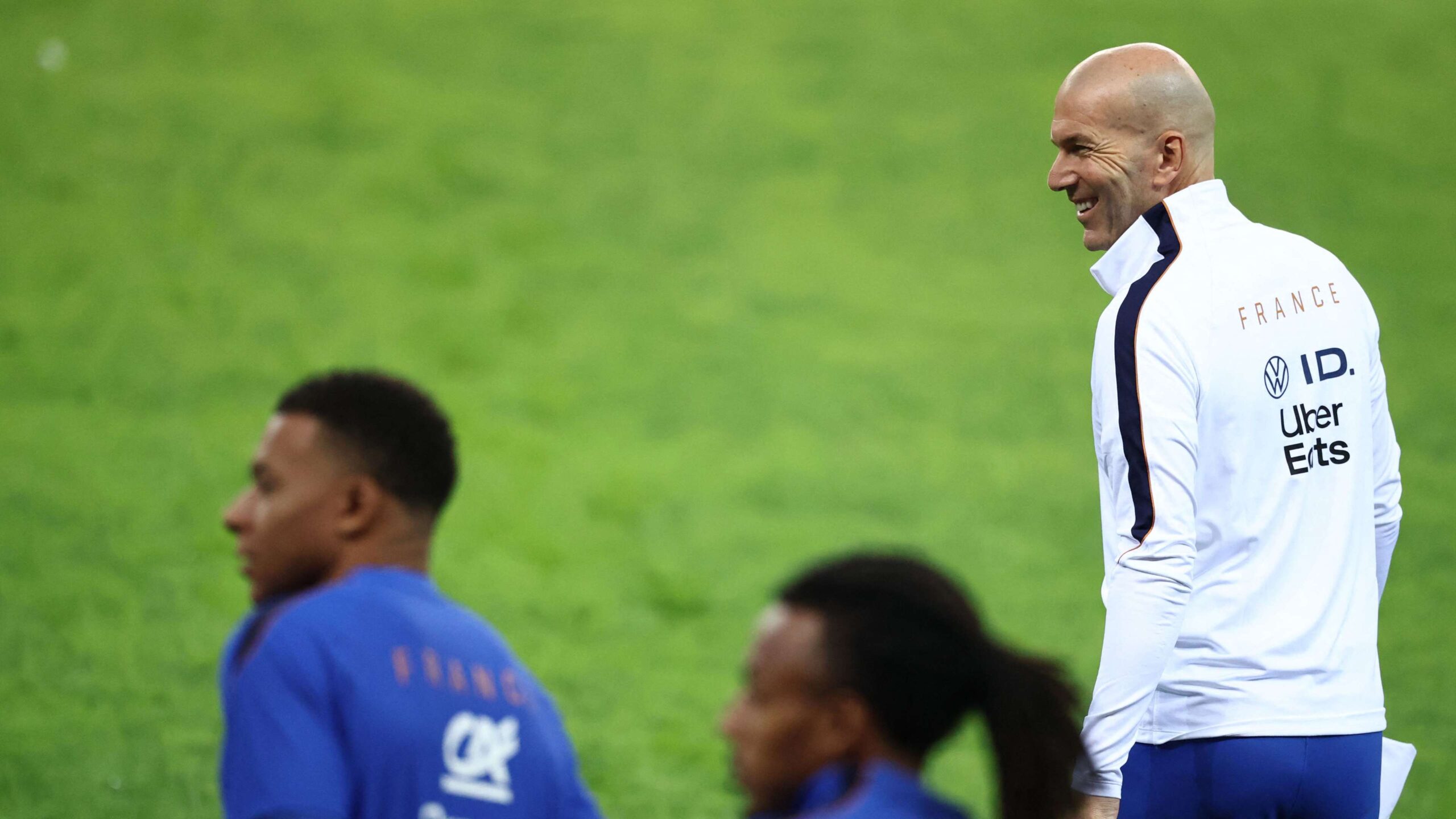 ซีดานสั่งเข้ม ฝรั่งเศสห้ามช่างตัดผมเข้า Clairefontaine เน้นโฟกัสฟุตบอลก่อน ยูฟ่า เนชั่นส์ ลีก