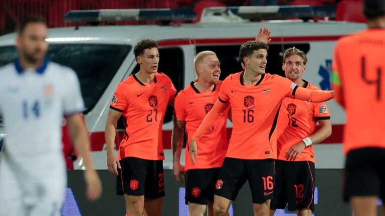 เม็กซ์ มีร์ดิงค์ ซัดคนละประตู! Xavi Hernandez ประเดิมชัยคุม Netherlands บุกชนะเซอร์เบีย 2-1