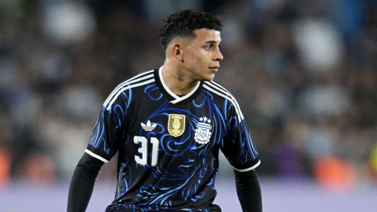 ลีโอเนล ฟลอเรส สร้างสถิติลงเล่นให้ทั้งบาโกนีอุสและทีมชาติอาร์เจนตินาในวันถัดกัน