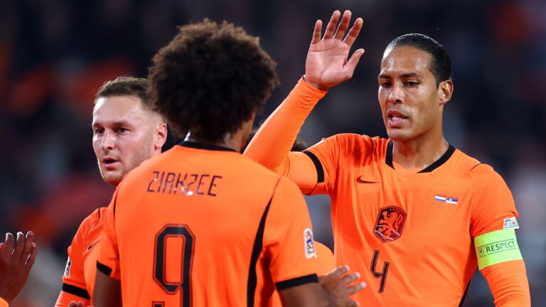 โจชัว ซิร์คซี และ เทอูน คูมเมเนร์ส นำ เนเธอร์แลนด์ คว้าชัยเหนือ เซอร์เบีย 2-1