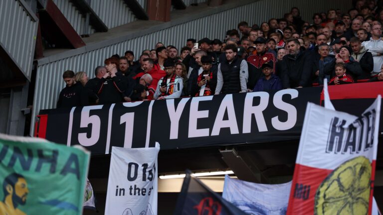 แฟนบอลแมนยูฯนำป้ายคลาสสิก “51 ปี” กลับมาเย้ย แมนเชสเตอร์ ซิตี้ ปมกฎการเงิน